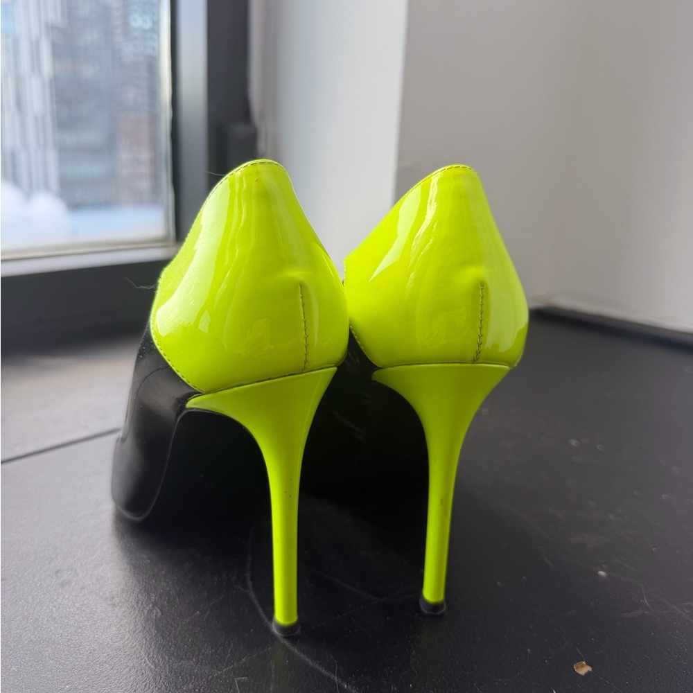 Giuseppe Zanotti Black and Neon Yellow Patent Pointed-Toe Stiletto Pumps - Picture 5 of 6